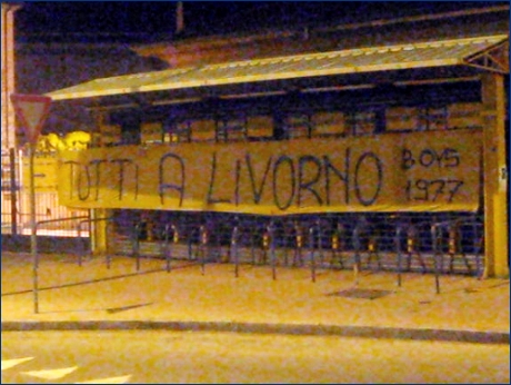 Striscione BOYS: ''Tutti a Livorno - BOYS 1977'' appeso agli ex tornelli della Nord