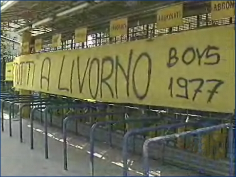 Striscione BOYS: ''Tutti a Livorno - BOYS 1977'' appeso agli ex tornelli della Nord