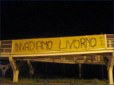 Striscione BOYS: ''Invadiamo Livorno'' appeso al sovrappasso pedonale alla rotonda di via Emilio Lepido