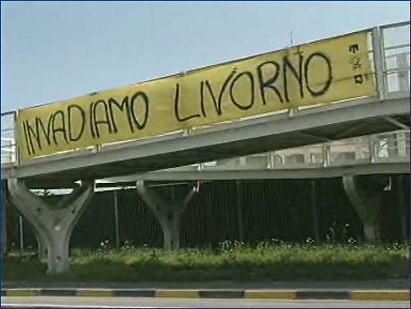 Striscione BOYS: ''Invadiamo Livorno'' appeso al sovrappasso pedonale alla rotonda di via Emilio Lepido