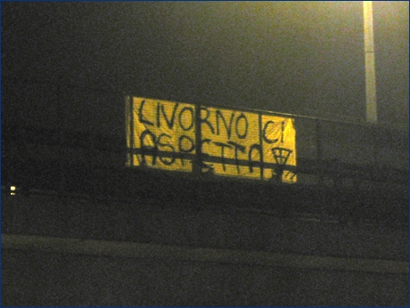 Striscione BOYS: ''Livorno ci aspetta - 1977'' appeso al cavalcavia della tangenziale in via S. Leonardo