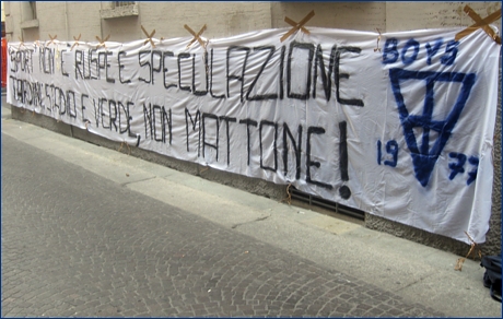 Striscione BOYS in via Universit: ''Sport'' non  ruspe e speculazione. Tardini: stadio e verde, non mattone!''