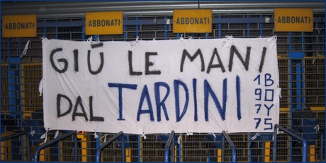 Striscione BOYS 'Gi le mani dal Tardini' appeso ai tornelli della Curva Nord