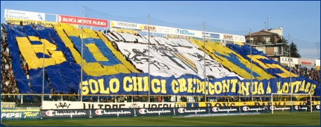 Coreografia BOYS per Parma-Juventus 2004-05. Sotto un'enorme scritta BOYS (al cui centro spicca il simbolo del Gruppo)  steso lo striscione: 'Solo chi ci crede continua a lottare'