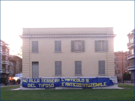 14-10-2009 Italia-Cipro a Parma. Striscioni dei Boys Parma 1977 davanti al Tardini. No alla Tessera del Tifoso e L'articolo 9  incostituzionale