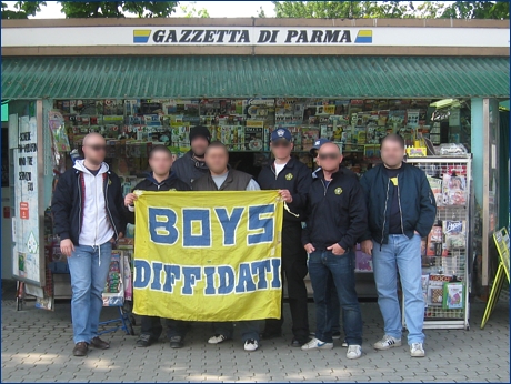 Con Max. Striscione BOYS diffidati