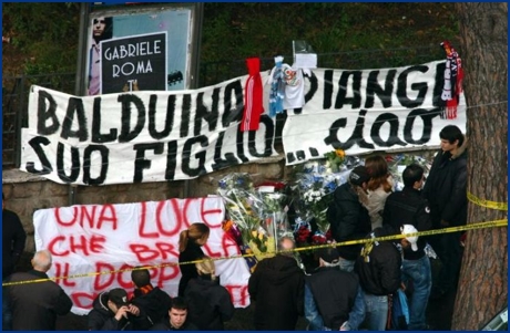 Striscioni davanti alla chiesa San Pio X: 'Balduina piange suo figlio! ...ciao' e 'Una luce che brilla il doppio dura la met'. Foto Ultras