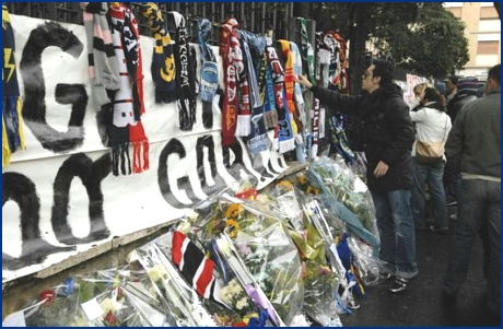 Sciarpe, fiori e striscioni davanti alla chiesa San Pio X. Foto Ultras