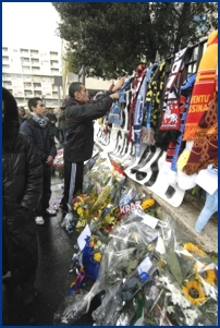 Sciarpe, fiori e striscioni davanti alla chiesa San Pio X. Foto Ultras