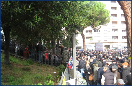 La folla davanti alla chiesa San Pio X. Foto Ultras