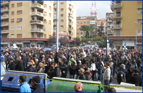 La folla davanti alla chiesa San Pio X. Foto Ultras