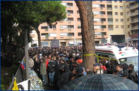 La folla davanti alla chiesa San Pio X. Foto Ultras