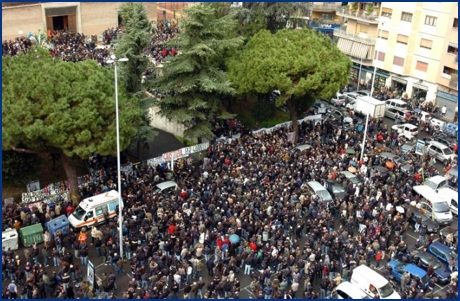 La folla davanti alla chiesa San Pio X - vista dall'alto. Foto Ultras