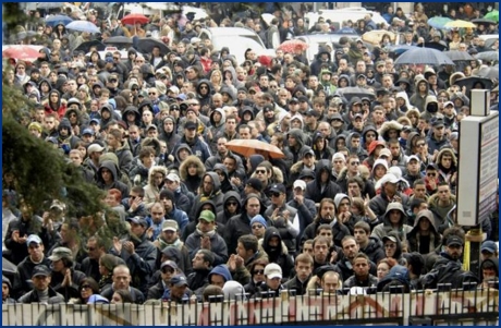 La folla davanti alla chiesa San Pio X. Foto Ultras