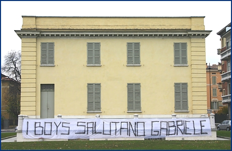 Striscione BOYS: 'I BOYS salutano Gabriele'. Foto Ultras