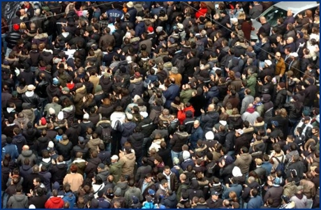 La folla davanti alla chiesa San Pio X - vista dall'alto. Foto Ultras