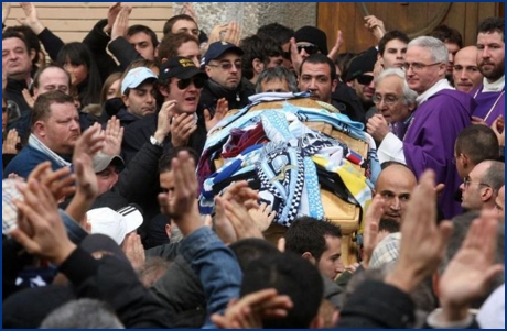 La bara di Gabriele all'uscita dalla chiesa, tra i cori e gli applausi della folla. Foto Ultras