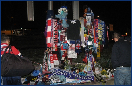 Sciarpe, lettere e piccoli ricordi, in omaggio a Gabriele Sandri, ultras laziale ucciso da un agente di Polizia. Foto Ultras