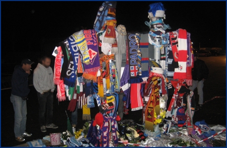 Sciarpe, lettere e piccoli ricordi, in omaggio a Gabriele Sandri, ultras laziale ucciso da un agente di Polizia. Foto Ultras