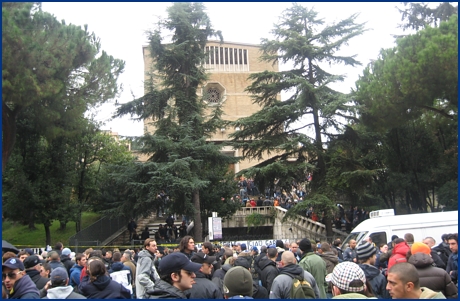 Nel piazzale di fronte alla chiesa San Pio X. Foto Ultras