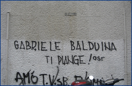 Su un muro la scritta: 'Gabriele Balduina ti piange!'. Foto Ultras