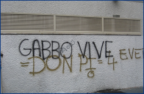 Su un muro la scritta: 'Gabbo vive'. Foto Ultras