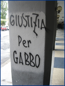 Su una colonna la scritta: 'Giustizia per Gabbo'. Foto Ultras