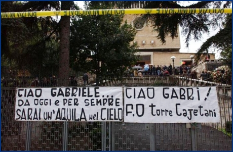 Davanti alla chiesa San Pio X due striscioni: 'Ciao Gabriele... da oggi sarai un'aquila nel cielo' e 'Ciao Gabri! F.O Torre Cajetani'. Foto Ultras