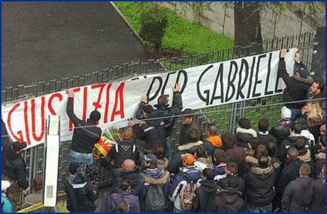 Davanti alla chiesa San Pio X viene appeso lo striscione: 'Giustizia per Gabriele'. Foto Ultras