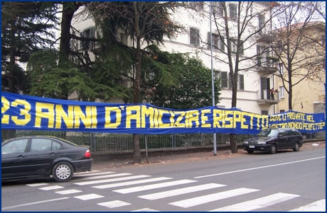 PARMA-Empoli 02-12-2007. Striscione: '23 anni d'amicizia e rispetto, dove li trovate nel vostro mondo perfetto?' BOYS PARMA 1977, foto Ultras