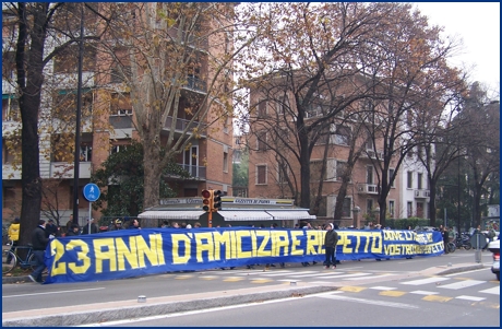 PARMA-Empoli 02-12-2007. Lo striscione: '23 anni d'amicizia e rispetto, dove li trovate nel vostro mondo 'perfetto'?' davanti all'ingresso della Curva Nord. BOYS PARMA 1977, foto Ultras