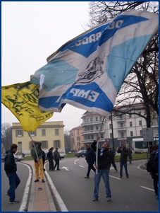 PARMA-Empoli 02-12-2007. Bandiere parmigiane ed empolesi sventolano insieme. BOYS PARMA 1977, foto Ultras