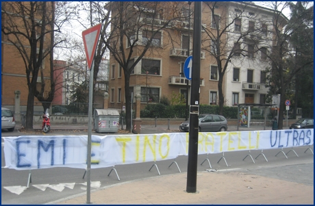 PARMA-Empoli 02-12-2007. Striscione: 'Emi e Tino fratelli ultras' davanti ai cancelli della Curva Nord. BOYS PARMA 1977, foto Ultras