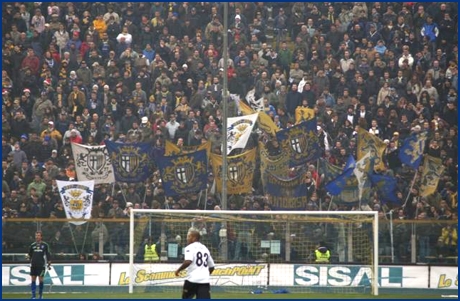 PARMA-Empoli 02-12-2007. Curva Nord, due aste e leoni BOYS. BOYS PARMA 1977, foto Ultras