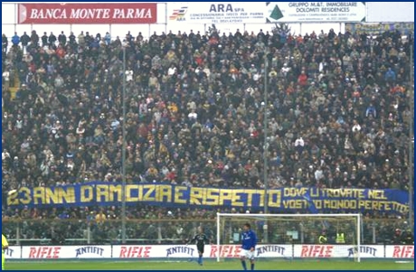 PARMA-Empoli 02-12-2007. Curva Nord, striscione BOYS: '23 anni d'amicizia e rispetto, dove li trovate nel vostro mondo 'perfetto'?'. BOYS PARMA 1977, foto Ultras