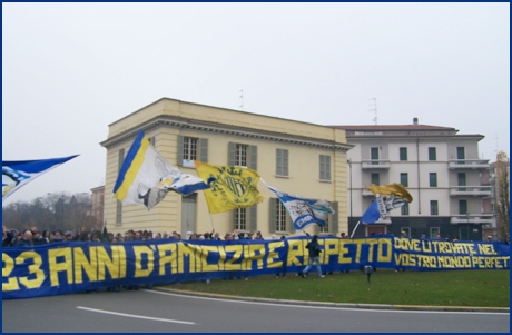 PARMA-Empoli 02-12-2007. Parmigiani ed empolesi in p.le Risorgimento aprono lo striscione: '23 anni d'amicizia e rispetto, dove li trovate nel vostro mondo 'perfetto''?. BOYS PARMA 1977, foto Ultras