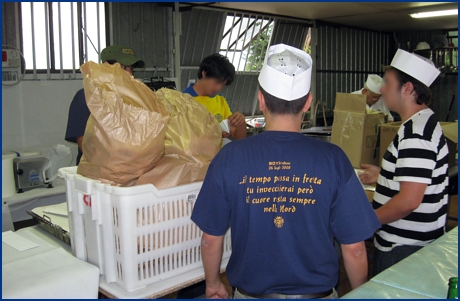 Ragazzi del Gruppo al lavoro nelle cucine del BOYSraduno2008. Foto ultras