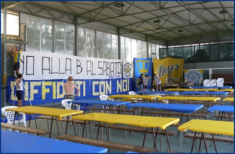 Ragazzi del Gruppo sono al lavoro per allestire la sala mensa. Sono appesi gli striscioni 'No alla B al sabato' e 'Diffidati con noi'. Foto ultras