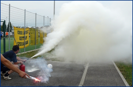 Tifo con estintori e torce al Triangolare di calcetto del BOYSraduno2008. Foto ultras