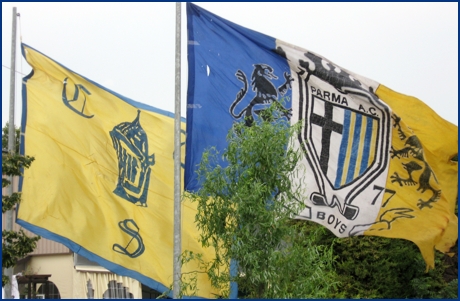 Bandierone con scritta C.U.S. ed Elmo, e tricolore parmigiano con il simbolo del Gruppo, sventolano all'ingresso del BOYSraduno2008. Foto ultras