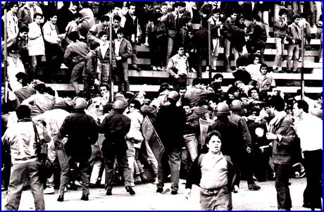 PARMA-Reggiana 04-05-1986. Polizia e Carabinieri schiacciano Ultras e tifosi contro il muretto della Nord. Foto 2