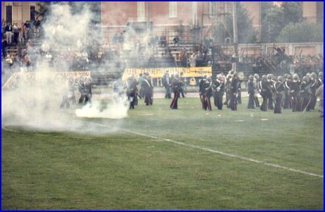 PARMA-Reggiana 04-05-1986. Carabinieri in campo davanti alla Nord