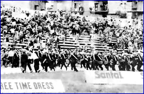 PARMA-Reggiana 04-05-1986. La carica dei Carabinieri avanza. Foto 2