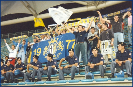 Lo striscione 1977 al suo esordio, a Roma l'8 settembre 1993