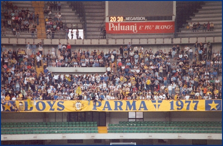 Lo striscione BOYS PARMA 1977