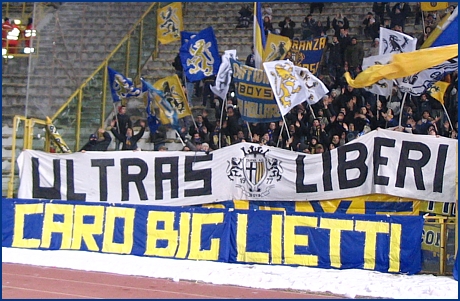 Lo striscione 'Ultras liberi' con al centro, dipinto, lo Scudo tra leoni