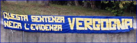 Striscione BOYS PARMA 1977: 'Questa sentenza nega l'evidenza, vergogna'