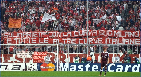 Bayern Monaco-Milan: la Curva di casa espone lo striscione 'Solidariet con la Curva Sud di Milano e tutte le altre Curve italiane'.