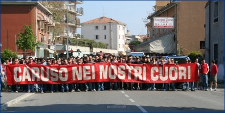 Gli Ultras di Rimini in corteo dietro lo striscione per l'amico scomparso: 'Caruso nei nostri cuori'. Quando ricordare un amico  reato. 28 di loro saranno diffidati