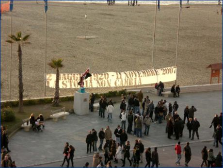 18-11-2007. Striscione degli Ultras Fighters Viareggio: 2 maggio 1920 - 11 novembre 2007, la storia non cambia